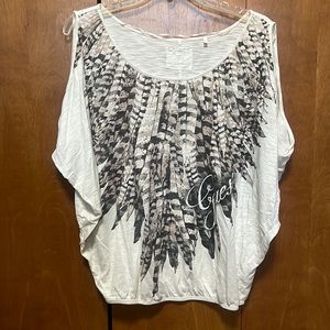 Sleeveless white Guess shirt with feather like pattern print.